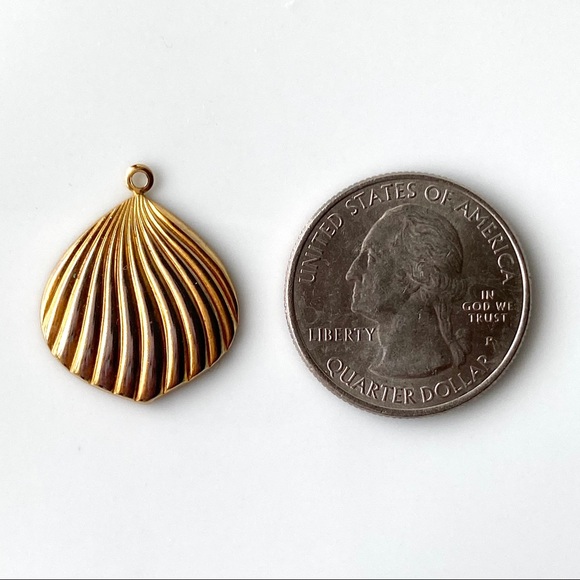 ⚡️Host Pick⚡️Gold Plated Seashell Pendant - Picture 6 of 6